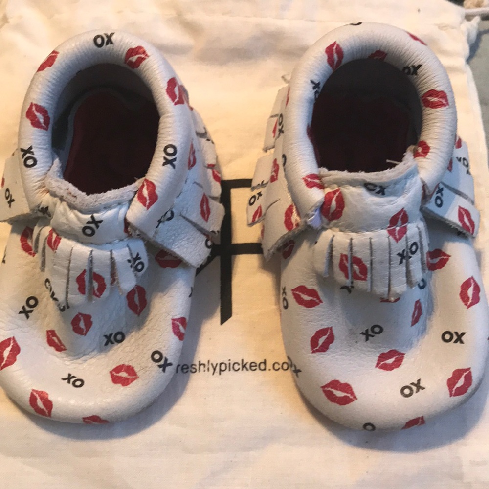 Freshly Picked xoxo and kisses Moccasins Sz2